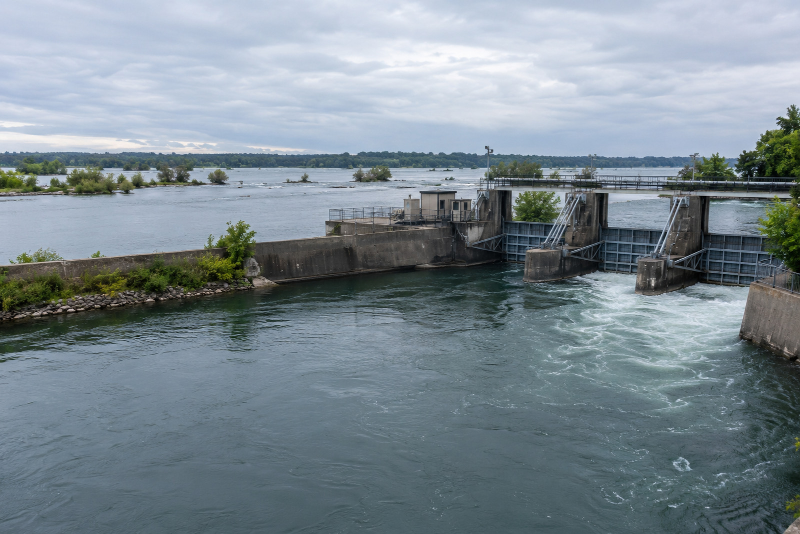 Water pouring over the crest of Horseshoe Falls in daylight, full width